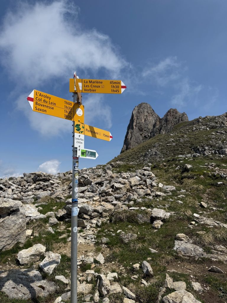 Panneau de direction de randonnées vers Pierre Avoi