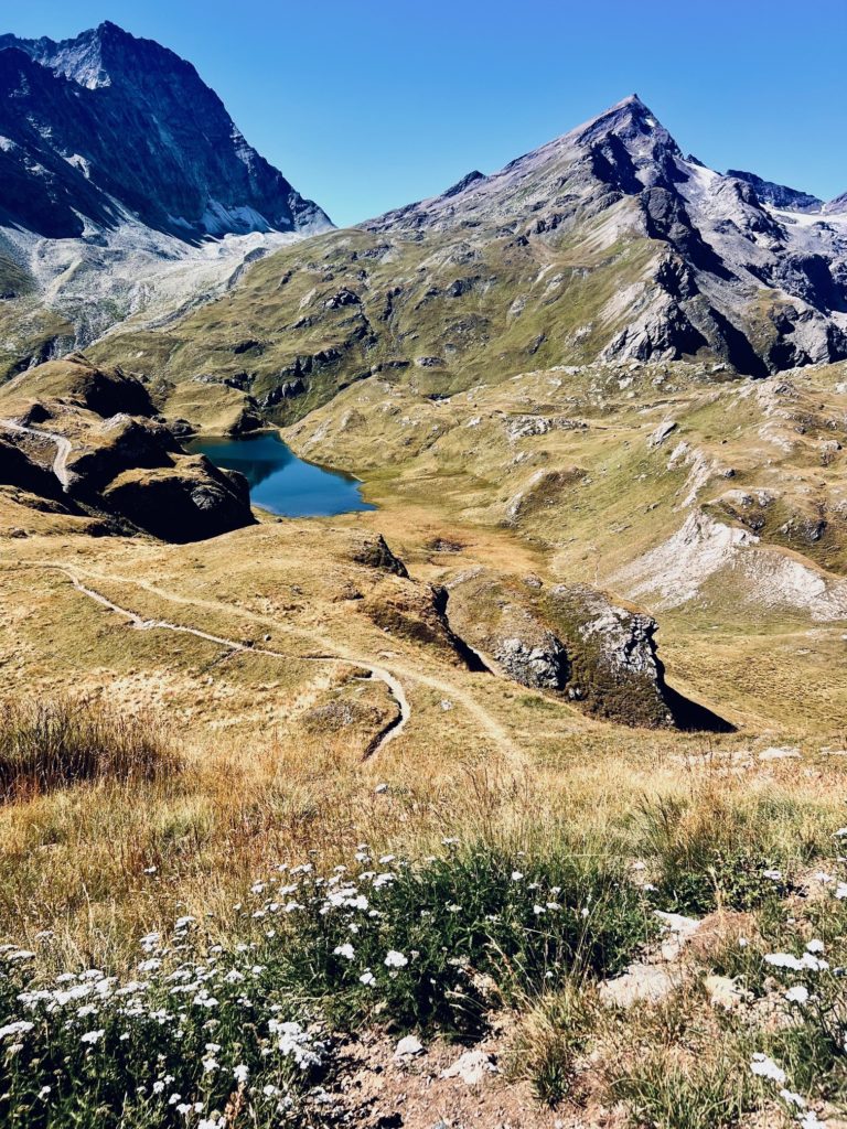 Montagnes et sentier menant à un lac